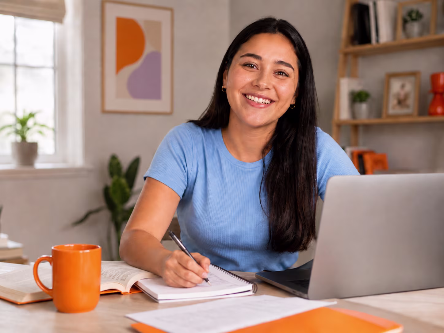 Tutor alla scrivania durante una videolezione